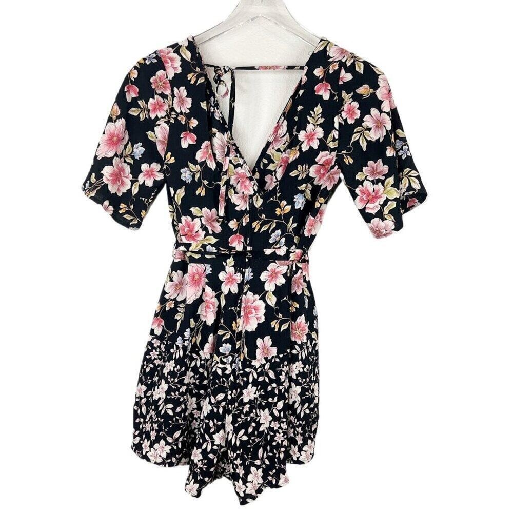 Trixxi Clothing Company Women's Black & Pink Floral Surplice Romper Shorts Sz‎ S
